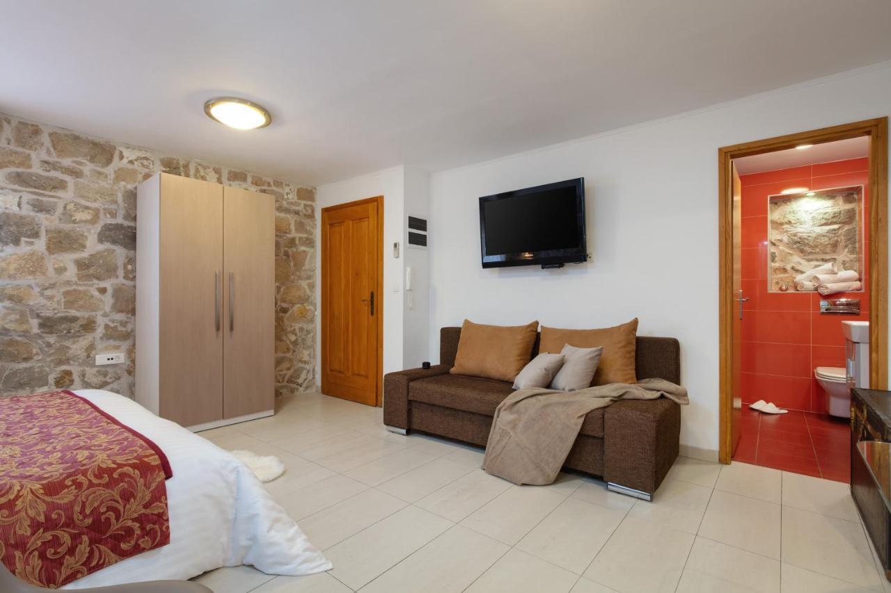 Vauquer Apartment Split